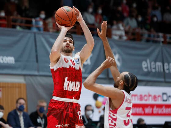 16.02.2022, Basketball, BBL, Hauptrunde, s.Oliver Wuerzburg - Telekom Baskets Bonn, GER, Wuerzburg, tectake Arena Bild: v. li. Luciano Parodi (s.Oliver Wuerzburg) und Parker Jackson-Cartwright (Telekom Baskets Bonn) Copyright: HMBxMedia xHeikoxBecker