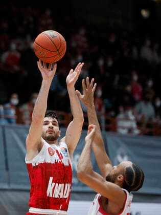 16.02.2022, Basketball, BBL, Hauptrunde, s.Oliver Wuerzburg - Telekom Baskets Bonn, GER, Wuerzburg, tectake Arena Bild: v. li. Luciano Parodi (s.Oliver Wuerzburg) und Parker Jackson-Cartwright (Telekom Baskets Bonn) Copyright: HMBxMedia xHeikoxBecker