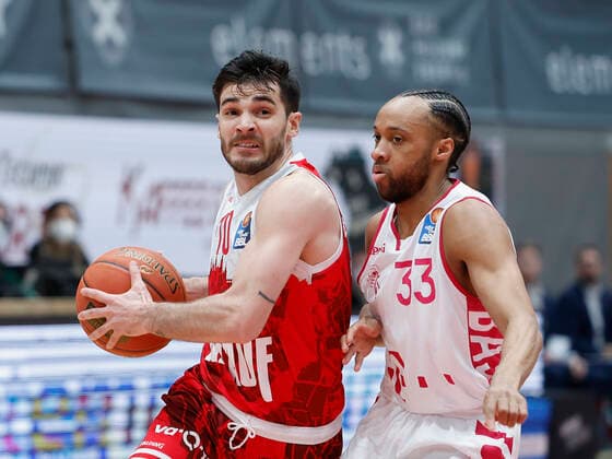 16.02.2022, Basketball, BBL, Hauptrunde, s.Oliver Wuerzburg - Telekom Baskets Bonn, GER, Wuerzburg, tectake Arena Bild: v. li. Luciano Parodi (s.Oliver Wuerzburg) und Parker Jackson-Cartwright (Telekom Baskets Bonn) Copyright: HMBxMedia xHeikoxBecker