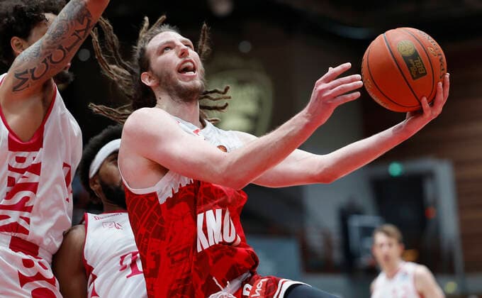 16.02.2022, Basketball, BBL, Hauptrunde, s.Oliver Wuerzburg - Telekom Baskets Bonn, GER, Wuerzburg, tectake Arena Bild: v. li. Tyson Ward (Telekom Baskets Bonn) und Craig Moller (s.Oliver Wuerzburg) Copyright: HMBxMedia xHeikoxBecker