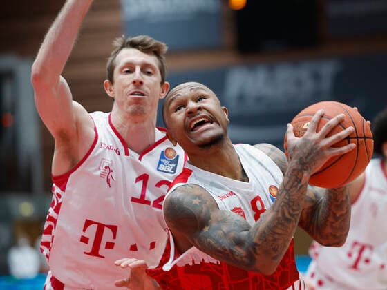 y 16.02.2022, Basketball, BBL, Hauptrunde, s.Oliver Wuerzburg - Telekom Baskets Bonn, GER, Wuerzburg, tectake Arena Bild: v. li. Skyler Bowlin (Telekom Baskets Bonn) und Charles Callison (s.Oliver Wuerzburg) Copyright: HMBxMedia xHeikoxBecker