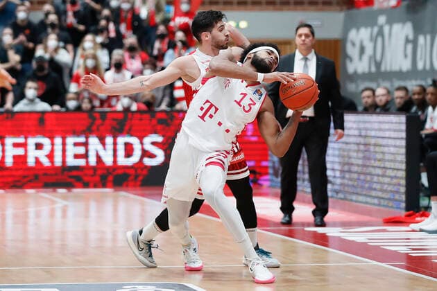16.02.2022, s.Oliver Wuerzburg vs. Telekom Baskets Bonn, easyCredit BBL, 22. Spieltag, GER, Wuerzburg, tectake-Arena, Bild: v.li. Luciano Parodi (s.Oliver Wuerzburg) gegen Javontae Hawkins (Telekom Baskets Bonn) Copyright: HMBxMedia xJulienxBecker