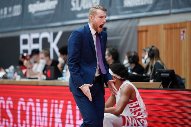 16.02.2022, s.Oliver Wuerzburg vs. Telekom Baskets Bonn, easyCredit BBL, 22. Spieltag, GER, Wuerzburg, tectake-Arena, Bild: Aufregung bei Headcoach Tuomas Iisalo (Telekom Baskets Bonn) Copyright: HMBxMedia xJulienxBecker