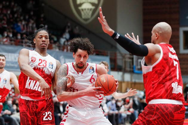 16.02.2022, s.Oliver Wuerzburg vs. Telekom Baskets Bonn, easyCredit BBL, 22. Spieltag, GER, Wuerzburg, tectake-Arena, Bild: v.li. Desi Rodriguez (s.Oliver Wuerzburg), Michael Kessens (Telekom Baskets Bonn) und Alex King (s.Oliver Wuerzburg) Copyright: HMBxMedia xJulienxBecker