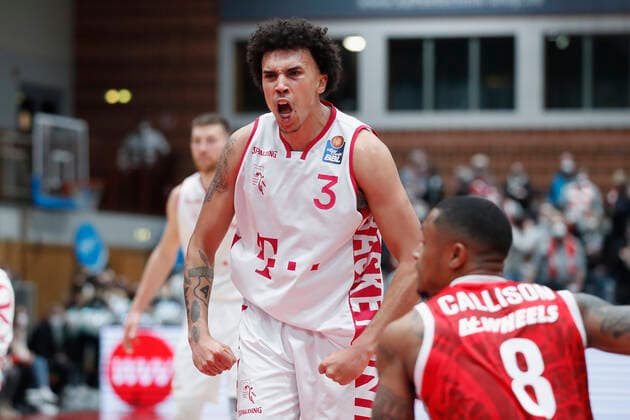 16.02.2022, s.Oliver Wuerzburg vs. Telekom Baskets Bonn, easyCredit BBL, 22. Spieltag, GER, Wuerzburg, tectake-Arena, Bild: Jubel nach einem erfolgreichen Korberfolg bei Tyson Ward (Telekom Baskets Bonn) Copyright: HMBxMedia xJulienxBecker