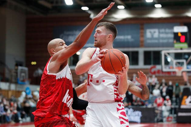 16.02.2022, s.Oliver Wuerzburg vs. Telekom Baskets Bonn, easyCredit BBL, 22. Spieltag, GER, Wuerzburg, tectake-Arena, Bild: v.li. Alex King (s.Oliver Wuerzburg) gegen Saulius Kulvietis (Telekom Baskets Bonn) Copyright: HMBxMedia xJulienxBecker