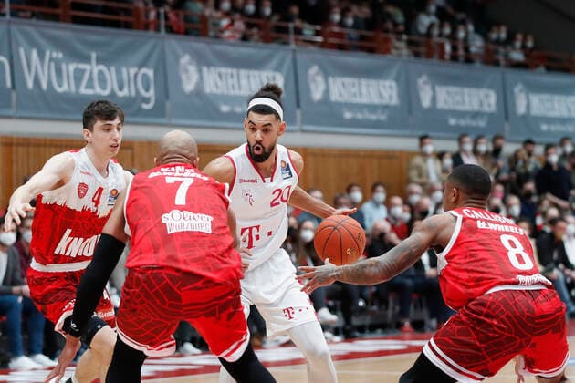 16.02.2022, s.Oliver Wuerzburg vs. Telekom Baskets Bonn, easyCredit BBL, 22. Spieltag, GER, Wuerzburg, tectake-Arena, Bild: v.li. Julius Boehmer (s.Oliver Wuerzburg), Jeremy Morgan (Telekom Baskets Bonn) und Charles Callison (s.Oliver Wuerzburg) Copyright: HMBxMedia xJulienxBecker