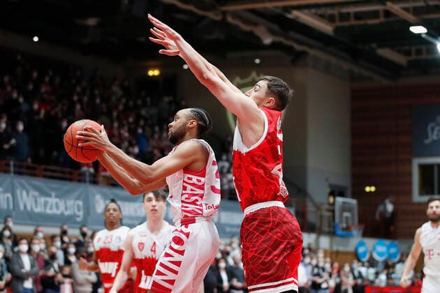 16.02.2022, s.Oliver Wuerzburg vs. Telekom Baskets Bonn, easyCredit BBL, 22. Spieltag, GER, Wuerzburg, tectake-Arena, Bild: v.li. Parker Jackson-Cartwright (Telekom Baskets Bonn) gegen Julian Albus (s.Oliver Wuerzburg) Copyright: HMBxMedia xJulienxBecker
