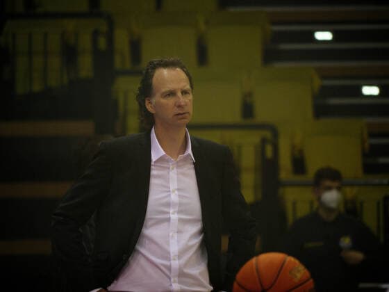 Ingo Freyer (Trainer EWE Baskets Oldenburg) vor der Partie EWE Baskets Oldenburg vs medi Bayreuth. Basketball, easyCredit BBL, Saison 2021 2022, 22. Spieltag, 16.02.2022. Copyright: xErikxHillmer EIBNERx EP_EHR EWE Baskets Oldenburg vs medi Bayreuth. Basketball, easyCredit BBL, Saison 2021 2022, 22. Spieltag, 16.02.2022 Oldenburg Copyright: xErikxHillmer EIBNERx EP_EHR