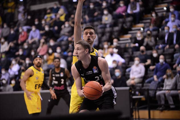 Janari Joesaar Joesaar (21 medi Bayreuth) gegen Michal Michalak (20 EWE Baskets Oldenburg) bei der Partie EWE Baskets Oldenburg vs medi Bayreuth. Basketball, easyCredit BBL, Saison 2021 2022, 22. Spieltag, 16.02.2022. Copyright: xErikxHillmer EIBNERx EP_EHR EWE Baskets Oldenburg vs medi Bayreuth. Basketball, easyCredit BBL, Saison 2021 2022, 22. Spieltag, 16.02.2022 Oldenburg Copyright: xErikxHillmer EIBNERx EP_EHR