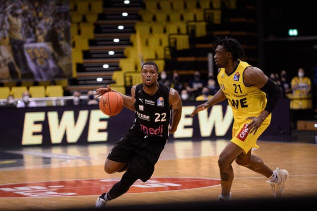 Cameron Wells (22 medi Bayreuth) gegen Tai Odiase (21 EWE Baskets Oldenburg) bei der Partie EWE Baskets Oldenburg vs medi Bayreuth. Basketball, easyCredit BBL, Saison 2021 2022, 22. Spieltag, 16.02.2022. Copyright: xErikxHillmer EIBNERx EP_EHR EWE Baskets Oldenburg vs medi Bayreuth. Basketball, easyCredit BBL, Saison 2021 2022, 22. Spieltag, 16.02.2022 Oldenburg Copyright: xErikxHillmer EIBNERx EP_EHR