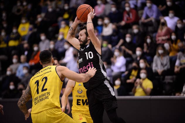 Bastian Doreth (10 medi Bayreuth) sucht eine Anspielstation gegen Martin Breunig (12 EWE Baskets Oldenburg) bei der Partie EWE Baskets Oldenburg vs medi Bayreuth. Basketball, easyCredit BBL, Saison 2021 2022, 22. Spieltag, 16.02.2022. Copyright: xErikxHillmer EIBNERx EP_EHR EWE Baskets Oldenburg vs medi Bayreuth. Basketball, easyCredit BBL, Saison 2021 2022, 22. Spieltag, 16.02.2022 Oldenburg Copyright: xErikxHillmer EIBNERx EP_EHR