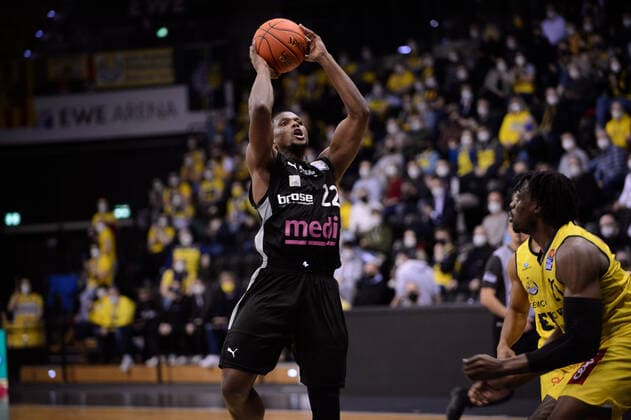 Cameron Wells (22 medi Bayreuth) bei der Partie EWE Baskets Oldenburg vs medi Bayreuth. Basketball, easyCredit BBL, Saison 2021 2022, 22. Spieltag, 16.02.2022. Copyright: xErikxHillmer EIBNERx EP_EHR EWE Baskets Oldenburg vs medi Bayreuth. Basketball, easyCredit BBL, Saison 2021 2022, 22. Spieltag, 16.02.2022 Oldenburg Copyright: xErikxHillmer EIBNERx EP_EHR