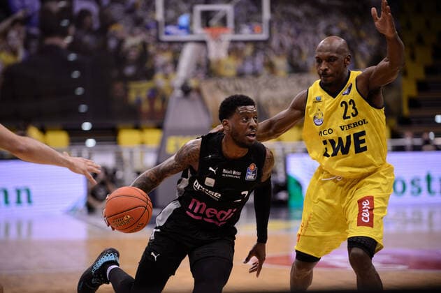 Sacar Anim (2 medi Bayreuth) versucht gegen Rickey Paulding (23 EWE Baskets Oldenburg) zum Korb zu ziehen bei der Partie EWE Baskets Oldenburg vs medi Bayreuth. Basketball, easyCredit BBL, Saison 2021 2022, 22. Spieltag, 16.02.2022. Copyright: xErikxHillmer EIBNERx EP_EHR EWE Baskets Oldenburg vs medi Bayreuth. Basketball, easyCredit BBL, Saison 2021 2022, 22. Spieltag, 16.02.2022 Oldenburg Copyright: xErikxHillmer EIBNERx EP_EHR