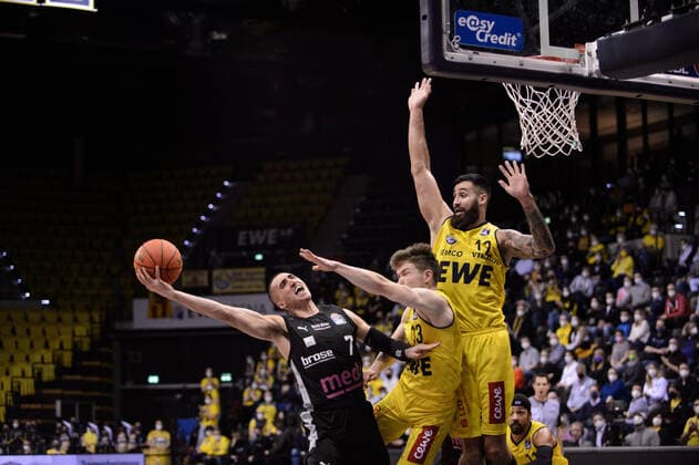Philip Jalalpoor (7 medi Bayreuth) gegen Bennet Hundt (33 EWE Baskets Oldenburg) und Martin Breunig (12 EWE Baskets Oldenburg) bei der Partie EWE Baskets Oldenburg vs medi Bayreuth. Basketball, easyCredit BBL, Saison 2021 2022, 22. Spieltag, 16.02.2022. Copyright: xErikxHillmer EIBNERx EP_EHR EWE Baskets Oldenburg vs medi Bayreuth. Basketball, easyCredit BBL, Saison 2021 2022, 22. Spieltag, 16.02.2022 Oldenburg Copyright: xErikxHillmer EIBNERx EP_EHR