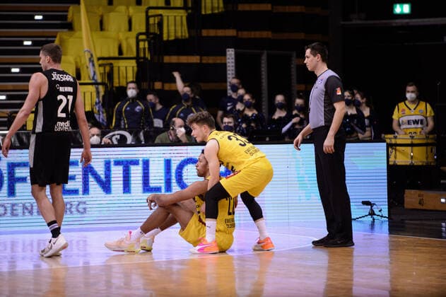 Bennet Hundt (33 EWE Baskets Oldenburg) versucht, TJ Holyfield (22 EWE Baskets Oldenburg) aufzumuntern bei der Partie EWE Baskets Oldenburg vs medi Bayreuth. Basketball, easyCredit BBL, Saison 2021 2022, 22. Spieltag, 16.02.2022. Copyright: xErikxHillmer EIBNERx EP_EHR EWE Baskets Oldenburg vs medi Bayreuth. Basketball, easyCredit BBL, Saison 2021 2022, 22. Spieltag, 16.02.2022 Oldenburg Copyright: xErikxHillmer EIBNERx EP_EHR