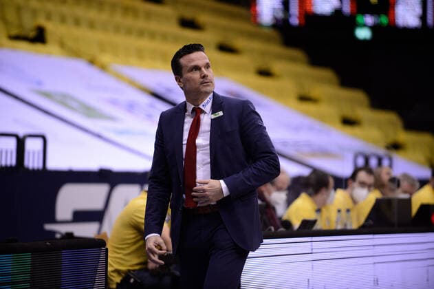 Raoul Korner (Trainer medi Bayreuth) bei der Partie EWE Baskets Oldenburg vs medi Bayreuth. Basketball, easyCredit BBL, Saison 2021 2022, 22. Spieltag, 16.02.2022. Copyright: xErikxHillmer EIBNERx EP_EHR EWE Baskets Oldenburg vs medi Bayreuth. Basketball, easyCredit BBL, Saison 2021 2022, 22. Spieltag, 16.02.2022 Oldenburg Copyright: xErikxHillmer EIBNERx EP_EHR