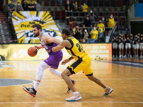 Harper Kamp (BG Goettingen) im Zweikampf Tremmell Darden (MHP Riesen Ludwigsburg), MHP Riesen Ludwigsburg vs. BG Goettingen, easycredit Basketball Bundesliga, 22. Spieltag, 16.02.2022, Spielzeit 2021 2022 MHP Riesen Ludwigsburg vs. BG Goettingen, easycredit Basketball Bundesliga, 22. Spieltag, 16.02.2022, Spielzeit 2021 2022 Copyright: xEibner Memmlerx EP_MMR