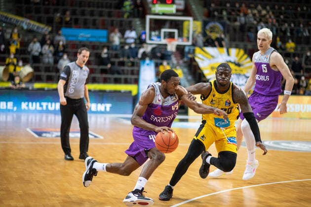 Kamar Baldwin (BG Goettingen) im Zweikampf Rawle Alkins (MHP Riesen Ludwigsburg), MHP Riesen Ludwigsburg vs. BG Goettingen, easycredit Basketball Bundesliga, 22. Spieltag, 16.02.2022, Spielzeit 2021 2022 MHP Riesen Ludwigsburg vs. BG Goettingen, easycredit Basketball Bundesliga, 22. Spieltag, 16.02.2022, Spielzeit 2021 2022 Copyright: xEibner Memmlerx EP_MMR