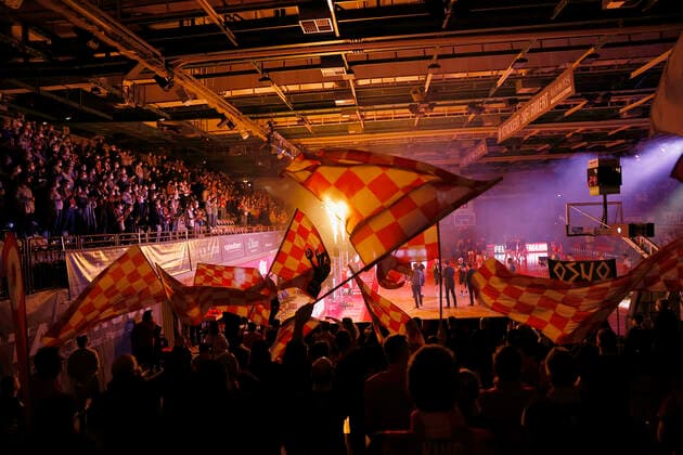 16.02.2022, Basketball, BBL, Hauptrunde, s.Oliver Wuerzburg - Telekom Baskets Bonn, GER, Wuerzburg, tectake Arena Bild: v. li. Fans in der Halle Copyright: HMBxMedia xHeikoxBecker