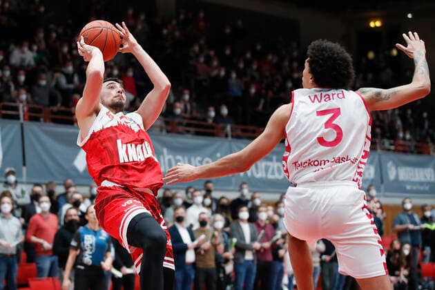 16.02.2022, s.Oliver Wuerzburg vs. Telekom Baskets Bonn, easyCredit BBL, 22. Spieltag, GER, Wuerzburg, tectake-Arena, Bild: v.li. Julian Albus (s.Oliver Wuerzburg) gegen Tyson Ward (Telekom Baskets Bonn) Copyright: HMBxMedia xJulienxBecker