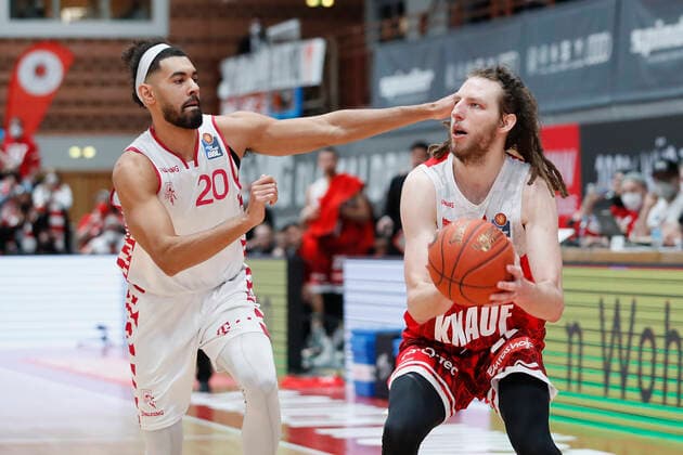 16.02.2022, s.Oliver Wuerzburg vs. Telekom Baskets Bonn, easyCredit BBL, 22. Spieltag, GER, Wuerzburg, tectake-Arena, Bild: v.li. Jeremy Morgan (Telekom Baskets Bonn) gegen Craig Moller (s.Oliver Wuerzburg) Copyright: HMBxMedia xJulienxBecker