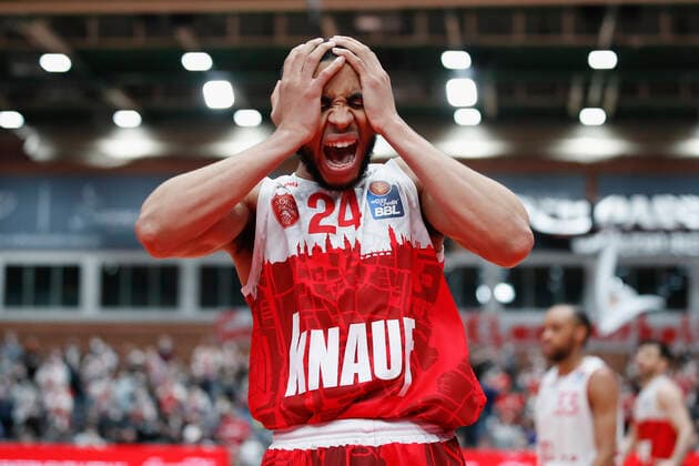 16.02.2022, s.Oliver Wuerzburg vs. Telekom Baskets Bonn, easyCredit BBL, 22. Spieltag, GER, Wuerzburg, tectake-Arena, Bild: Aufregung bei Cameron Hunt (s.Oliver Wuerzburg) Copyright: HMBxMedia xJulienxBecker