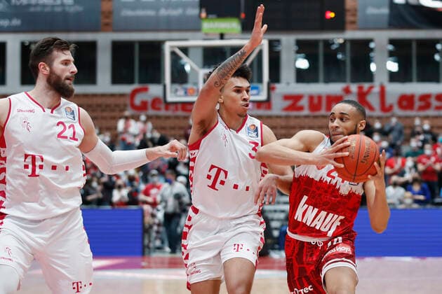 16.02.2022, s.Oliver Wuerzburg vs. Telekom Baskets Bonn, easyCredit BBL, 22. Spieltag, GER, Wuerzburg, tectake-Arena, Bild: v.li. Leon Kratzer (Telekom Baskets Bonn), Tyson Ward (Telekom Baskets Bonn) und Cameron Hunt (s.Oliver Wuerzburg) Copyright: HMBxMedia xJulienxBecker