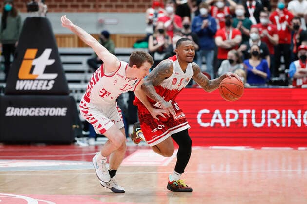 16.02.2022, s.Oliver Wuerzburg vs. Telekom Baskets Bonn, easyCredit BBL, 22. Spieltag, GER, Wuerzburg, tectake-Arena, Bild: v.li. Skyler Bowlin (Telekom Baskets Bonn) gegen Charles Callison (s.Oliver Wuerzburg) Copyright: HMBxMedia xJulienxBecker