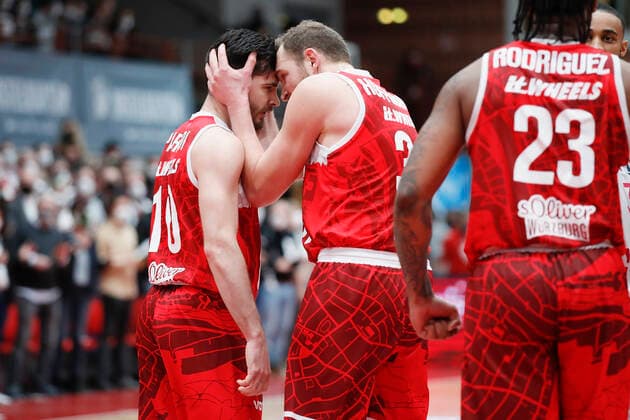 16.02.2022, s.Oliver Wuerzburg vs. Telekom Baskets Bonn, easyCredit BBL, 22. Spieltag, GER, Wuerzburg, tectake-Arena, Bild: Jubel bei v.li. Luciano Parodi (s.Oliver Wuerzburg) und Felix Hoffmann (s.Oliver Wuerzburg) Copyright: HMBxMedia xJulienxBecker