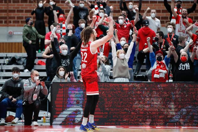 16.02.2022, s.Oliver Wuerzburg vs. Telekom Baskets Bonn, easyCredit BBL, 22. Spieltag, GER, Wuerzburg, tectake-Arena, Bild: Jubel nach dem Sieg bei Craig Moller (s.Oliver Wuerzburg) Copyright: HMBxMedia xJulienxBecker