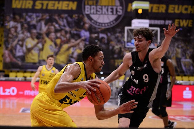 TJ Holyfield (22 EWE Baskets Oldenburg) versucht sich gegen Kay Bruhnke (9 medi Bayreuth) durchzusetzen bei der Partie EWE Baskets Oldenburg vs medi Bayreuth. Basketball, easyCredit BBL, Saison 2021 2022, 22. Spieltag, 16.02.2022. Copyright: xErikxHillmer EIBNERx EP_EHR EWE Baskets Oldenburg vs medi Bayreuth. Basketball, easyCredit BBL, Saison 2021 2022, 22. Spieltag, 16.02.2022 Oldenburg Copyright: xErikxHillmer EIBNERx EP_EHR