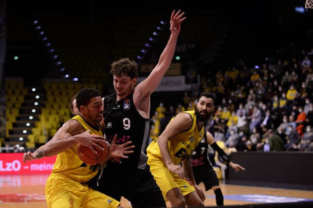 TJ Holyfield (22 EWE Baskets Oldenburg) versucht sich gegen Kay Bruhnke (9 medi Bayreuth) durchzusetzen bei der Partie EWE Baskets Oldenburg vs medi Bayreuth. Basketball, easyCredit BBL, Saison 2021 2022, 22. Spieltag, 16.02.2022. Copyright: xErikxHillmer EIBNERx EP_EHR EWE Baskets Oldenburg vs medi Bayreuth. Basketball, easyCredit BBL, Saison 2021 2022, 22. Spieltag, 16.02.2022 Oldenburg Copyright: xErikxHillmer EIBNERx EP_EHR