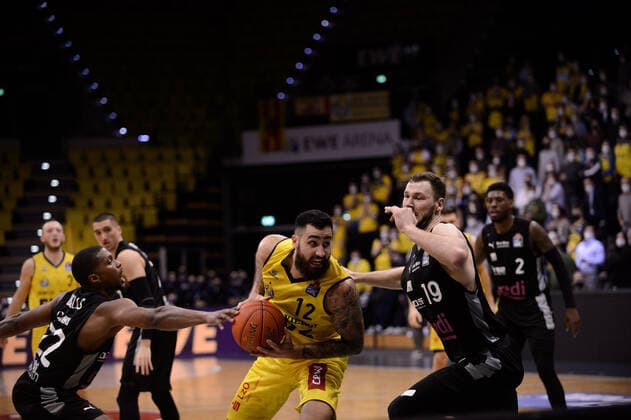 Martin Breunig (12 EWE Baskets Oldenburg) gegen Martynas Sajus (19 medi Bayreuth) und Cameron Wells (22 medi Bayreuth) bei der Partie EWE Baskets Oldenburg vs medi Bayreuth. Basketball, easyCredit BBL, Saison 2021 2022, 22. Spieltag, 16.02.2022. Copyright: xErikxHillmer EIBNERx EP_EHR EWE Baskets Oldenburg vs medi Bayreuth. Basketball, easyCredit BBL, Saison 2021 2022, 22. Spieltag, 16.02.2022 Oldenburg Copyright: xErikxHillmer EIBNERx EP_EHR