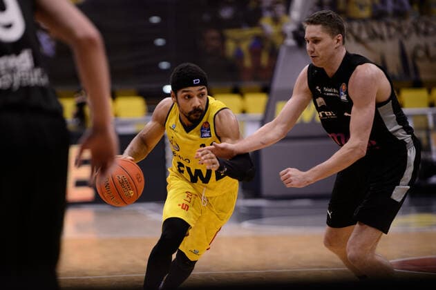 Phil Pressey (11 EWE Baskets Oldenburg) gegen Janari Joesaar Joesaar (21 medi Bayreuth) bei der Partie EWE Baskets Oldenburg vs medi Bayreuth. Basketball, easyCredit BBL, Saison 2021 2022, 22. Spieltag, 16.02.2022. Copyright: xErikxHillmer EIBNERx EP_EHR EWE Baskets Oldenburg vs medi Bayreuth. Basketball, easyCredit BBL, Saison 2021 2022, 22. Spieltag, 16.02.2022 Oldenburg Copyright: xErikxHillmer EIBNERx EP_EHR