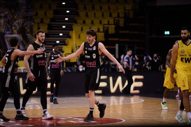 Kay Bruhnke (9 medi Bayreuth) jubelt bei der Partie EWE Baskets Oldenburg vs medi Bayreuth. Basketball, easyCredit BBL, Saison 2021 2022, 22. Spieltag, 16.02.2022. Copyright: xErikxHillmer EIBNERx EP_EHR EWE Baskets Oldenburg vs medi Bayreuth. Basketball, easyCredit BBL, Saison 2021 2022, 22. Spieltag, 16.02.2022 Oldenburg Copyright: xErikxHillmer EIBNERx EP_EHR