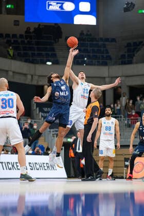 Tipoff zwischen Brekott Chapman (MLP Academics Heidelberg, 1) und Goran Huskic (Syntainics MBC, 23) , MLP Academics Heidelberg vs. Syntainics MBC, Basketball, easyCredit Bundesliga, 22.Spieltag, Saison 2021 2022, 16.02.2022, MLP Academics Heidelberg vs. Syntainics MBC, Basketball, easyCredit Bundesliga, 22.Spieltag, Saison 2021 2022, 16.02.2022, Heidelberg Copyright: xEibner-Pressefotox EP_EER
