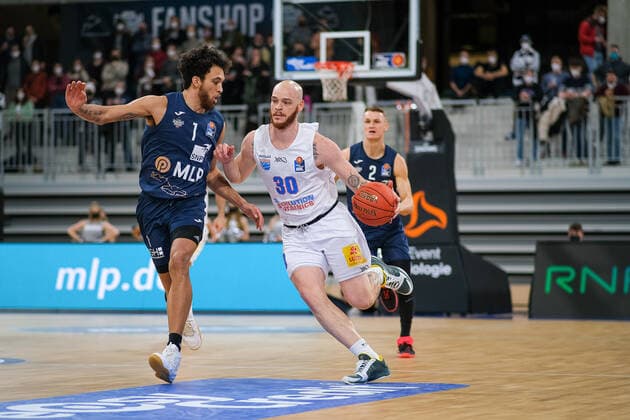 Reggie Upshaw (Syntainics MBC, 30) im Zweikampf mit Brekott Chapman (MLP Academics Heidelberg, 1) , MLP Academics Heidelberg vs. Syntainics MBC, Basketball, easyCredit Bundesliga, 22.Spieltag, Saison 2021 2022, 16.02.2022, MLP Academics Heidelberg vs. Syntainics MBC, Basketball, easyCredit Bundesliga, 22.Spieltag, Saison 2021 2022, 16.02.2022, Heidelberg Copyright: xEibner-Pressefotox EP_EER