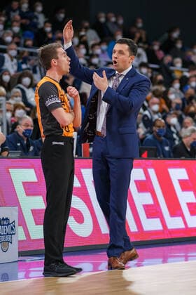Igor Jovovic (Syntainics MBC, Head Coach) im Disput mit einem Schiedsrichter, MLP Academics Heidelberg vs. Syntainics MBC, Basketball, easyCredit Bundesliga, 22.Spieltag, Saison 2021 2022, 16.02.2022, MLP Academics Heidelberg vs. Syntainics MBC, Basketball, easyCredit Bundesliga, 22.Spieltag, Saison 2021 2022, 16.02.2022, Heidelberg Copyright: xEibner-Pressefotox EP_EER