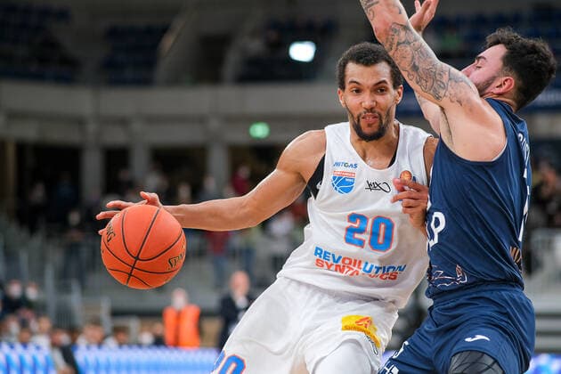 Jamel Morris (Syntainics MBC, 20) im Zweikampf mit Jordan Geist (MLP Academics Heidelberg, 15), MLP Academics Heidelberg vs. Syntainics MBC, Basketball, easyCredit Bundesliga, 22.Spieltag, Saison 2021 2022, 16.02.2022, MLP Academics Heidelberg vs. Syntainics MBC, Basketball, easyCredit Bundesliga, 22.Spieltag, Saison 2021 2022, 16.02.2022, Heidelberg Copyright: xEibner-Pressefotox EP_EER