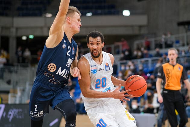 Jamel Morris (Syntainics MBC, 20) im Zweikampf mit Niklas Wuerzner (MLP Academics Heidelberg, 2) , MLP Academics Heidelberg vs. Syntainics MBC, Basketball, easyCredit Bundesliga, 22.Spieltag, Saison 2021 2022, 16.02.2022, MLP Academics Heidelberg vs. Syntainics MBC, Basketball, easyCredit Bundesliga, 22.Spieltag, Saison 2021 2022, 16.02.2022, Heidelberg Copyright: xEibner-Pressefotox EP_EER