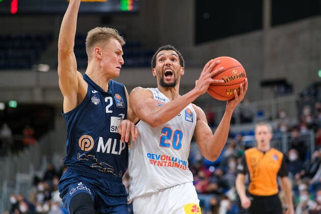 Sport Themen der Woche KW 07 Sport Bilder des Tages Jamel Morris (Syntainics MBC, 20) im Zweikampf mit Niklas Wuerzner (MLP Academics Heidelberg, 2) , MLP Academics Heidelberg vs. Syntainics MBC, Basketball, easyCredit Bundesliga, 22.Spieltag, Saison 2021 2022, 16.02.2022, MLP Academics Heidelberg vs. Syntainics MBC, Basketball, easyCredit Bundesliga, 22.Spieltag, Saison 2021 2022, 16.02.2022, Heidelberg Copyright: xEibner-Pressefotox EP_EER
