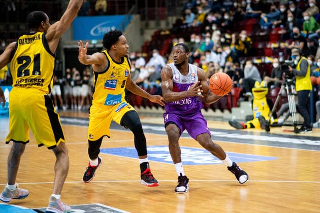James Woodard (MHP Riesen Ludwigsburg) im Zweikampf mit Kamar Baldwin (BG Goettingen), MHP Riesen Ludwigsburg vs. BG Goettingen, easycredit Basketball Bundesliga, 22. Spieltag, 16.02.2022, Spielzeit 2021 2022 MHP Riesen Ludwigsburg vs. BG Goettingen, easycredit Basketball Bundesliga, 22. Spieltag, 16.02.2022, Spielzeit 2021 2022 Copyright: xEibner Memmlerx EP_MMR