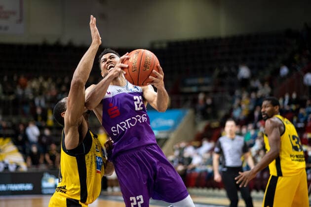 Stephen Brown Jr (BG Goettingen) im Zweikampf mit Yorman Polas Bartolo (MHP Riesen Ludwigsburg), MHP Riesen Ludwigsburg vs. BG Goettingen, easycredit Basketball Bundesliga, 22. Spieltag, 16.02.2022, Spielzeit 2021 2022 MHP Riesen Ludwigsburg vs. BG Goettingen, easycredit Basketball Bundesliga, 22. Spieltag, 16.02.2022, Spielzeit 2021 2022 Copyright: xEibner Memmlerx EP_MMR
