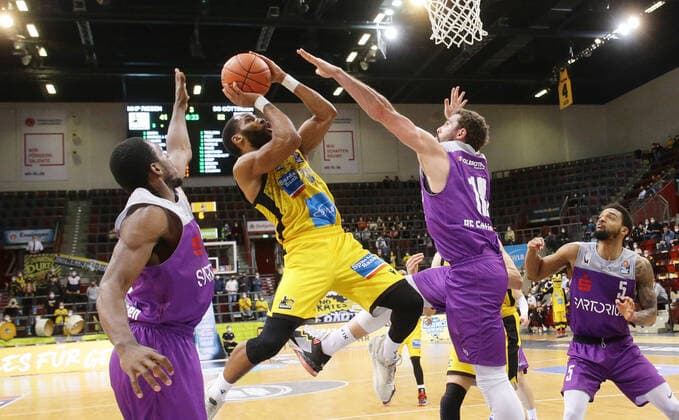 Ludwigsburg , Basketball easycredit BBL Bundesliga . MHP Riesen Ludwigsburg vs. BG Göttingen , von links: Tekele Cotton ( Riesen ) Harper Kamp ( Götti )