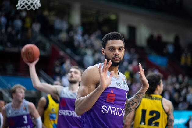 Jeff Roberson (BG Goettingen) hebt die Haende und ist unzufrieden, MHP Riesen Ludwigsburg vs. BG Goettingen, easycredit Basketball Bundesliga, 22. Spieltag, 16.02.2022, Spielzeit 2021 2022 MHP Riesen Ludwigsburg vs. BG Goettingen, easycredit Basketball Bundesliga, 22. Spieltag, 16.02.2022, Spielzeit 2021 2022 Copyright: xEibner Memmlerx EP_MMR