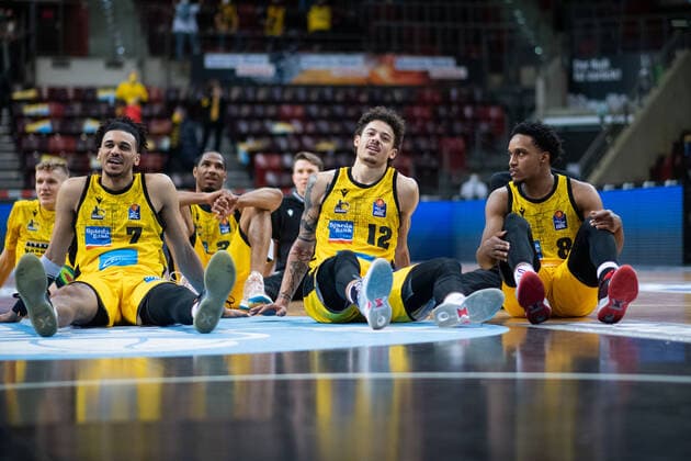 Sport Bilder des Tages Jonathan Baehre (MHP Riesen Ludwigsburg), Jonah Radebaugh (MHP Riesen Ludwigsburg), James Woodard (MHP Riesen Ludwigsburg) jubeln ueber den Sieg, MHP Riesen Ludwigsburg vs. BG Goettingen, easycredit Basketball Bundesliga, 22. Spieltag, 16.02.2022, Spielzeit 2021 2022 MHP Riesen Ludwigsburg vs. BG Goettingen, easycredit Basketball Bundesliga, 22. Spieltag, 16.02.2022, Spielzeit 2021 2022 Copyright: xEibner Memmlerx EP_MMR