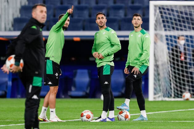 Zenit V Betis: Play-off - UEFA Europa League German Pezzella, Victor Ruiz (C) and Guido Rodriguez (R) of Real Betis look on during training session on the eve of the UEFA Europa League play-off first leg match between Zenit St. Petersburg and Real Betis on February 16, 2022 at Gazprom Arena in Saint Petersburg, Russia. Saint Petersburg Russia  Copyright: xMikexKireevx originalFilename:kireev-zenitvbe220216_npdTh.jpg