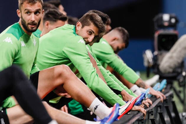 Zenit V Betis: Play-off - UEFA Europa League Edgar Gonzalez (C) of Real Betis looks on during training session on the eve of the UEFA Europa League play-off first leg match between Zenit St. Petersburg and Real Betis on February 16, 2022 at Gazprom Arena in Saint Petersburg, Russia. Saint Petersburg Russia  Copyright: xMikexKireevx originalFilename:kireev-zenitvbe220216_npQyI.jpg