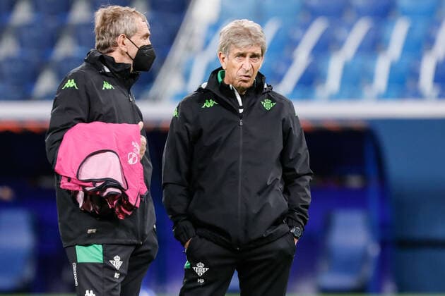 Zenit V Betis: Play-off - UEFA Europa League Real Betis head coach Manuel Pellegrini (R) looks on during training session on the eve of the UEFA Europa League play-off first leg match between Zenit St. Petersburg and Real Betis on February 16, 2022 at Gazprom Arena in Saint Petersburg, Russia. Saint Petersburg Russia  Copyright: xMikexKireevx originalFilename:kireev-zenitvbe220216_npC1D.jpg